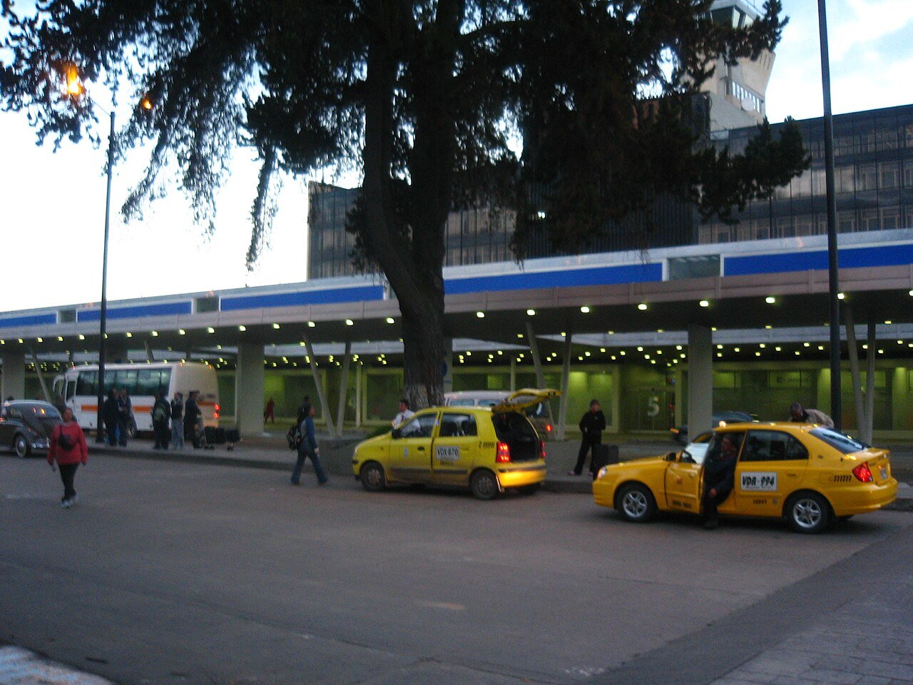 Taxis amarillos colombianos recogiendo pasajeros en Bogotá